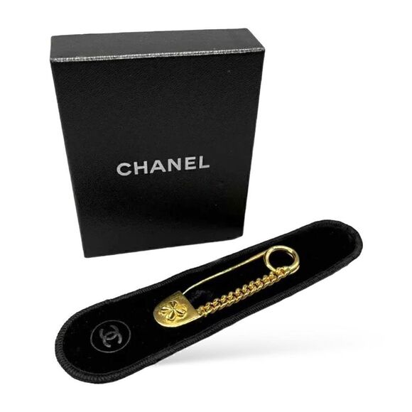 ā¤ļøSOLDā¤ļøCHANELāVintageĀ RAREāGold-toneāFourāLeafāCloverāClothesāPināBrooch - Picture 4 of 16